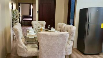 Comfort Apartment, 2 Bedrooms, Air conditioning, Beachside | Dining