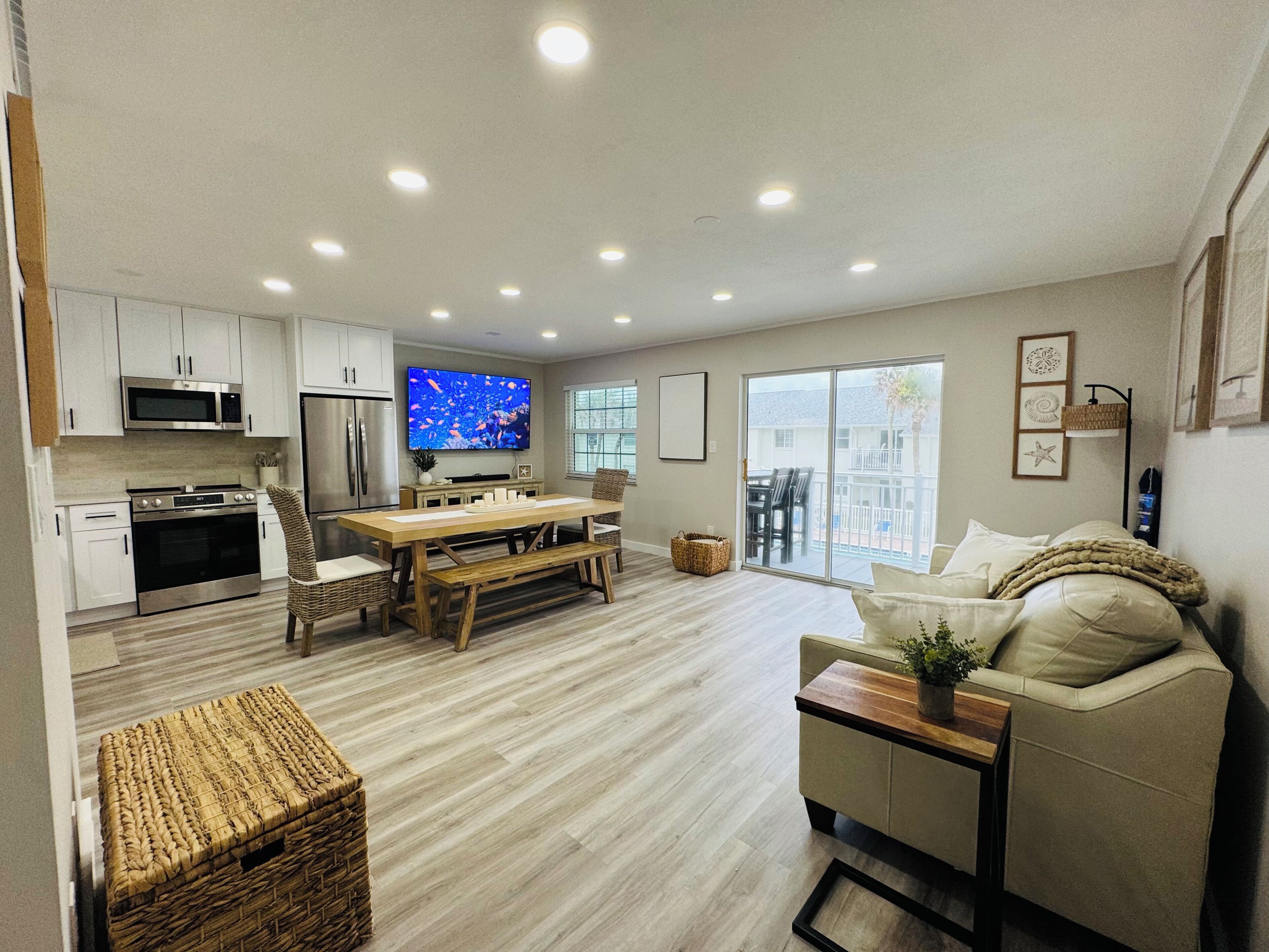 Apartamento Deluxe, balcón, vistas al mar | Zona de estar | Smart TV de 75 pulgadas con canales por cable, una oficina