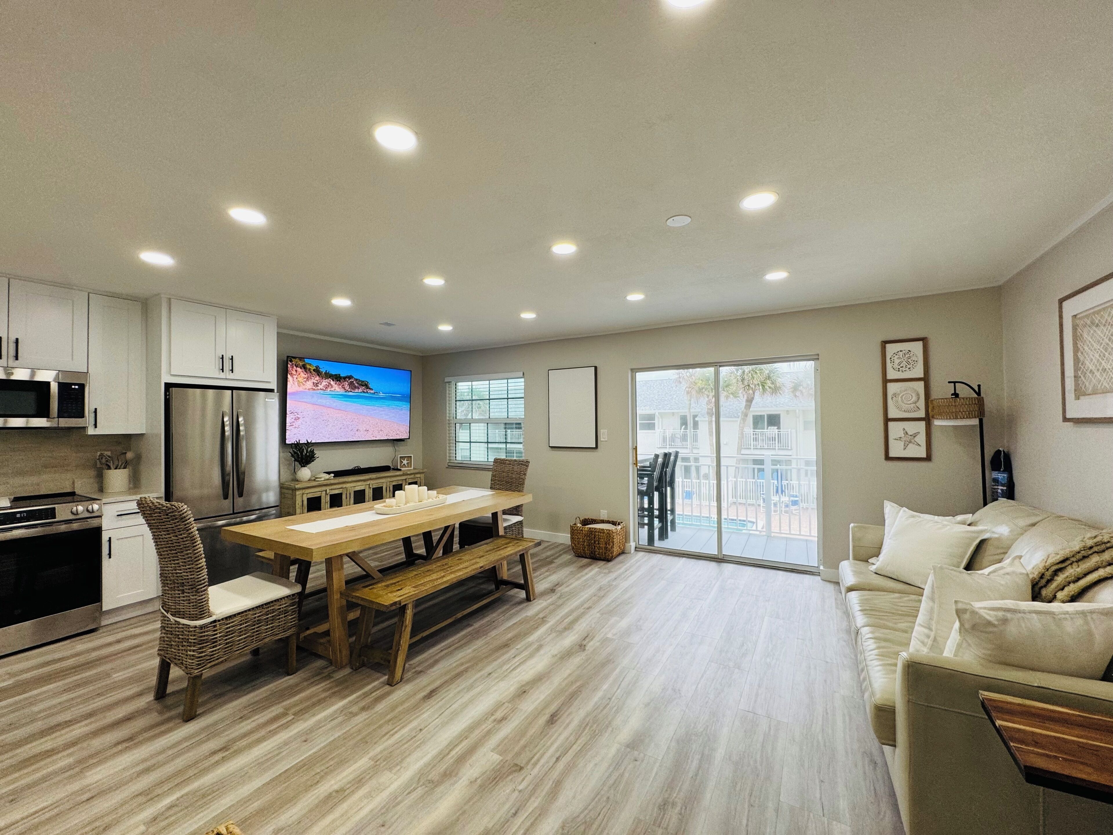 Deluxe-Apartment, Balkon, Meerblick | Wohnbereich | 75-Zoll-Smart-TV mit Kabelempfang, Arbeitsbereiche