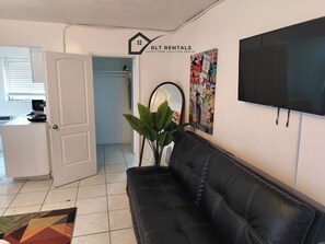 Living area - Modern Studio in Hollywood 124 (Hollywood)
