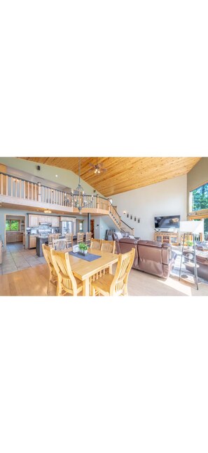 Dining - Spacious 5-bedroom house in Harbor Beach - Guesthouse for Additional (Harbor Beach)