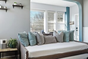 5 Schlafzimmer, Schreibtisch, Bügeleisen/Bügelbrett, Reisekinderbett