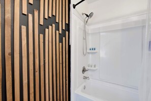 Dusche, Haartrockner, Handtücher, Shampoo