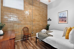2 habitaciones, tabla de planchar con plancha, wifi y ropa de cama 