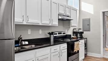 Coffee/tea maker, cookware/dishes/utensils