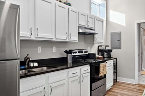Coffee/tea maker, cookware/dishes/utensils