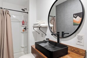 Douche, sèche-cheveux, serviettes fournies, shampoing