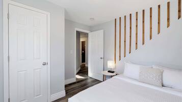 4 chambres, bureau, fer et planche à repasser, lit de bébé portatif