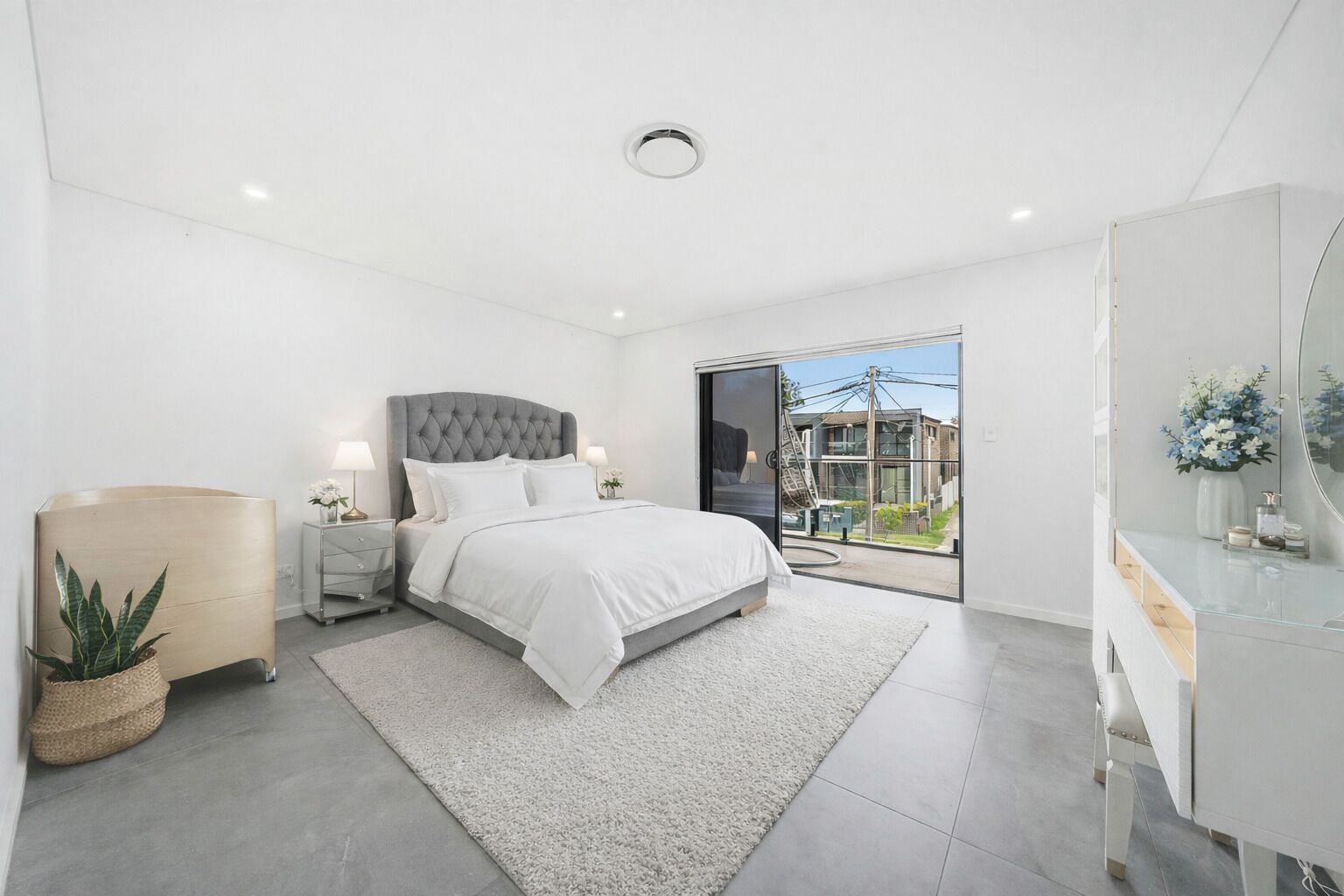 5 bedrooms, desk, iron/ironing board, travel cot