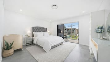 5 bedrooms, desk, iron/ironing board, travel cot