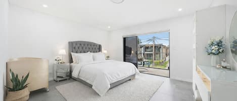 5 bedrooms, desk, iron/ironing board, travel crib