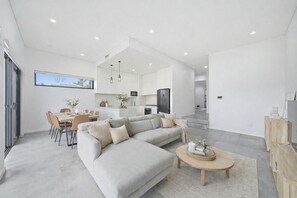 Smart TV - Spacious 5BR Family Home • Near Airport • Parking (Bankstown)