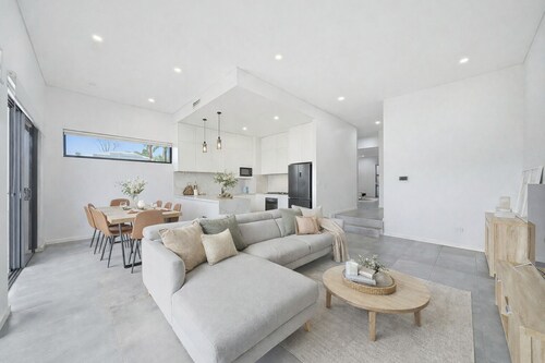 Spacious 5BR Family Home • Near Airport • Parking