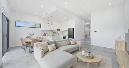 Spacious 5BR Family Home • Near Airport • Parking