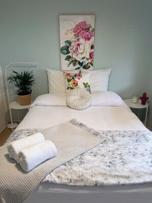 Room - The Dell: A Poolside Family Holiday Home 5 minutes to beach (Banora Point)