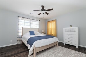 Room - Spacious 3-bedroom house in charming East side neighborhood. (Wichita)