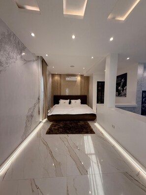 4 habitaciones, tabla de planchar con plancha, wifi y ropa de cama 