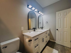 Bathroom - Private guest room in a clean, quiet 4‑bedroom home. (Beaumont)