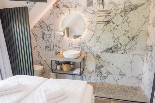 Luxuriöses Ferienhaus am Fluss mit Pool, Sauna, Whirlpool und Panoramablick auf die Natur.