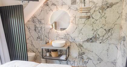 Luxuriöses Ferienhaus am Fluss mit Pool, Sauna, Whirlpool und Panoramablick auf die Natur.