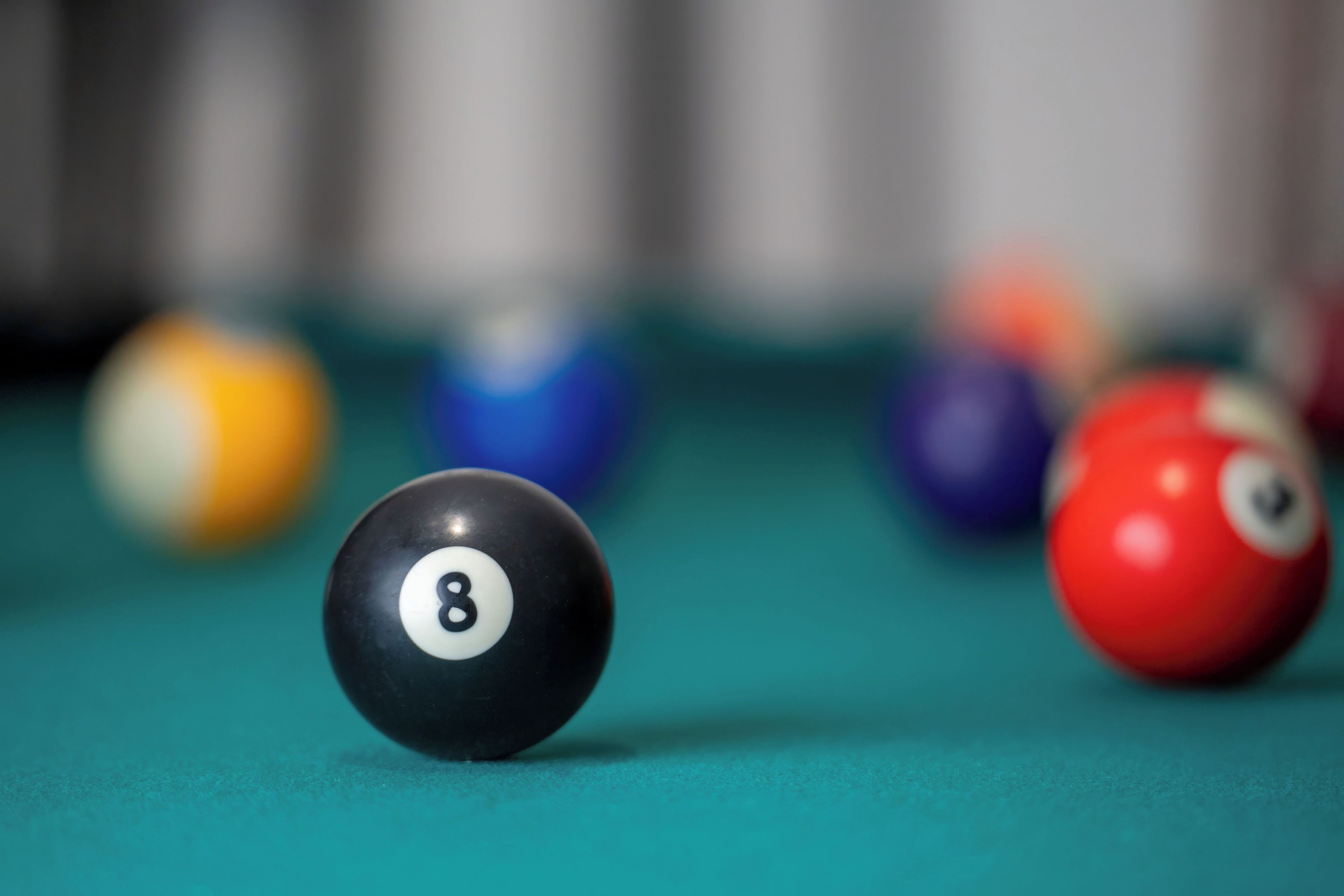 Un gros plan de billes de billard sur une table de billard.