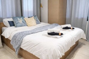 Desk, WiFi, bed sheets - Sunny Studio w/ Balcony - Near Thessaloniki Center (Thessaloniki)
