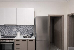 Refrigerador, horno, parrilla de estufa y cafetera y tetera 