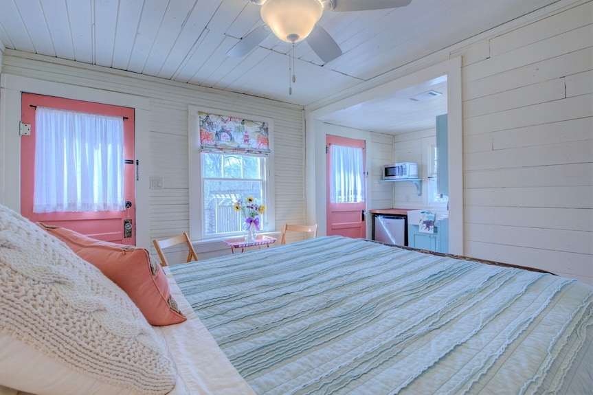 Charming 1-bedroom Backyard Cottage In Little Rock's Hillcrest Historic District - Little Rock, AR