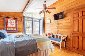 2 bedrooms, desk, iron/ironing board, WiFi