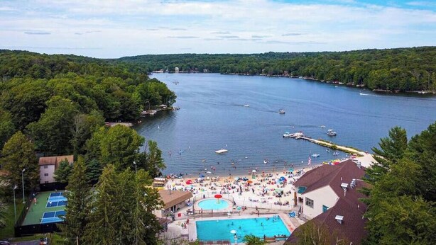 Un complexe hôtelier situé au bord d’un lac, doté d’une piscine, de courts de tennis et d’une plage.