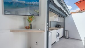 Eine moderne Küche mit Waschmaschine, Spüle und Arbeitsplatte.