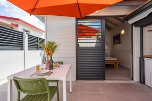 Outdoor dining - Bungalow PunchCoco - Beachfront (Les Trois-Îlets)