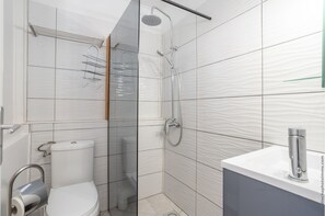 Shower, hair dryer, towels, shampoo - Bungalow PunchCoco - Beachfront (Les Trois-Îlets)