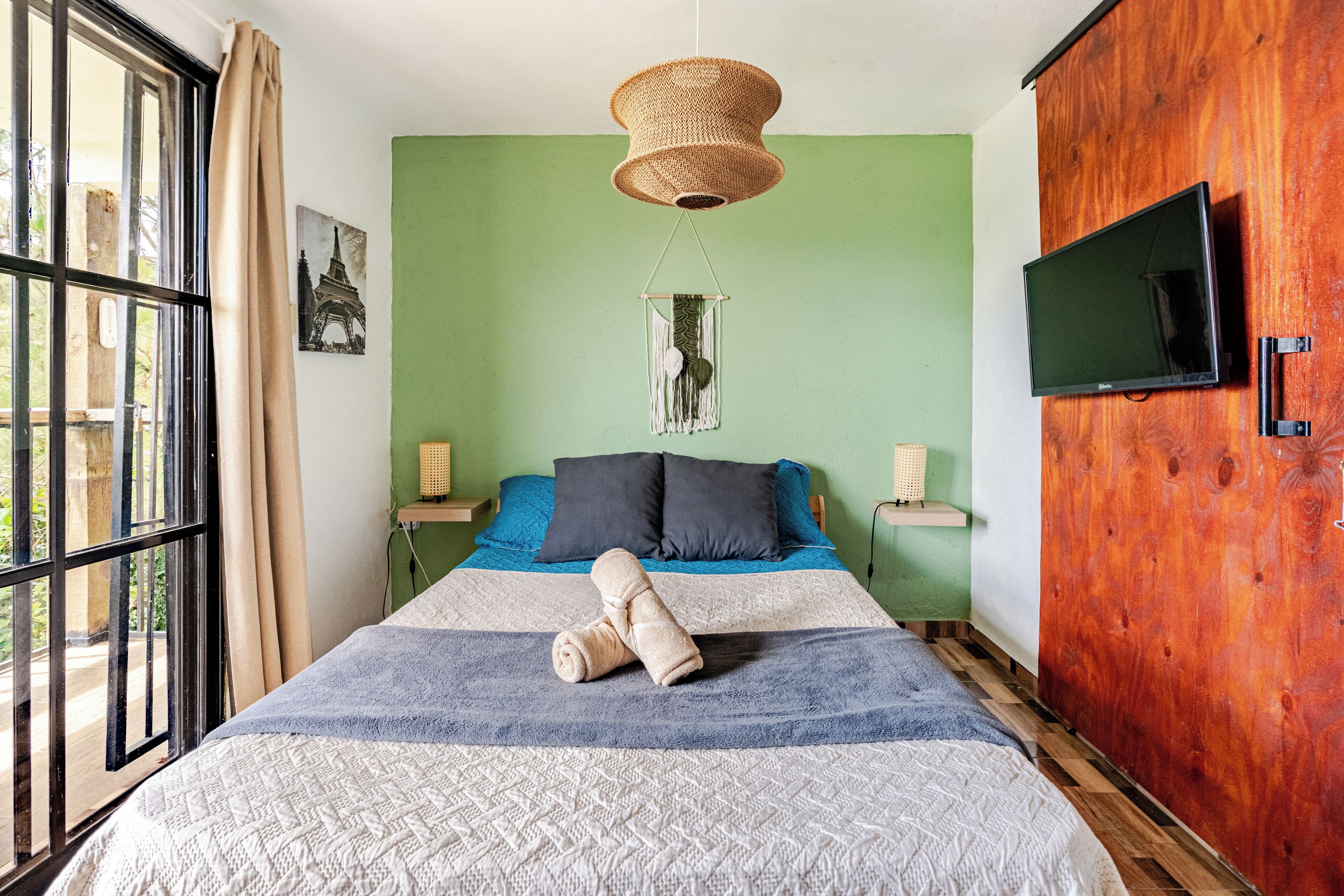 2 bedrooms, internet, bed sheets