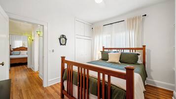 3 bedrooms, iron/ironing board, internet, bed sheets