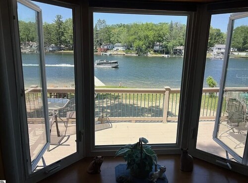 Lake Front Vacation Getaway on Stunning Lake George-Great for a weekend stay!