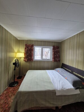 Room - Enjoy the Grand Beach, 1 hour & 15 minutes away from the city. Mar-reyz offer!! (Grand Marais)