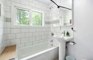 Sèche-cheveux, bidet, serviettes fournies, savon