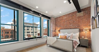 Luxury 2BR Condo Walk to Everything Downtown