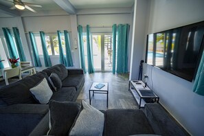Smart TV - Villa Armoniosa Spacious Beachfront 2BR with Pool (Lower Level) (Placencia)