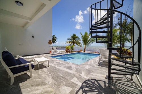 Villa Armoniosa Spacious Beachfront 2BR with Pool (Lower Level)