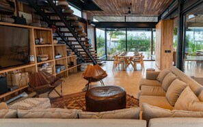 Smart TV, DVD player, stereo - Villa Okeanos - Modern Chic Waterfront Villa with Pool (Placencia)