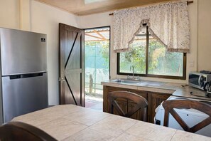 Private kitchen - Amazing 2-bedroom apartment with AC in pleasant Uvita (Uvita)