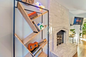 Interior - Pool, Arcade, Pingpong, Pool Table, Fire-pit, Patio. Family friendly! (Austin)