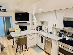 Fridge, microwave, oven, stovetop - Yosemite West Retreat - Inside Yosemite - Sleeps 4 (Yosemite West)