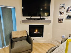 TV, fireplace - Yosemite West Retreat - Inside Yosemite - Sleeps 4 (Yosemite West)