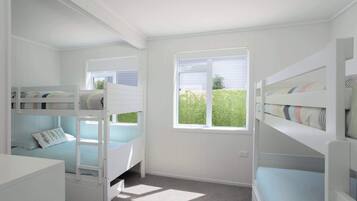4 bedrooms, iron/ironing board, WiFi, bed sheets