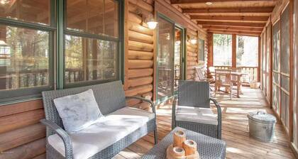 Peaceful Cabin 5 mins to downtown Saugatuck w/ Lake Access, Firepit & Grill