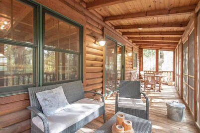 Cabin 5 mins to downtown Saugatuck with Lake Access, Hot Tub, Firepit & Grill
