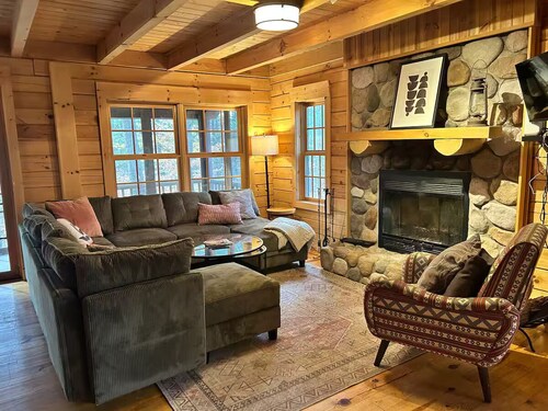 Peaceful Cabin 5 mins to downtown Saugatuck w/ Lake Access, Firepit & Grill